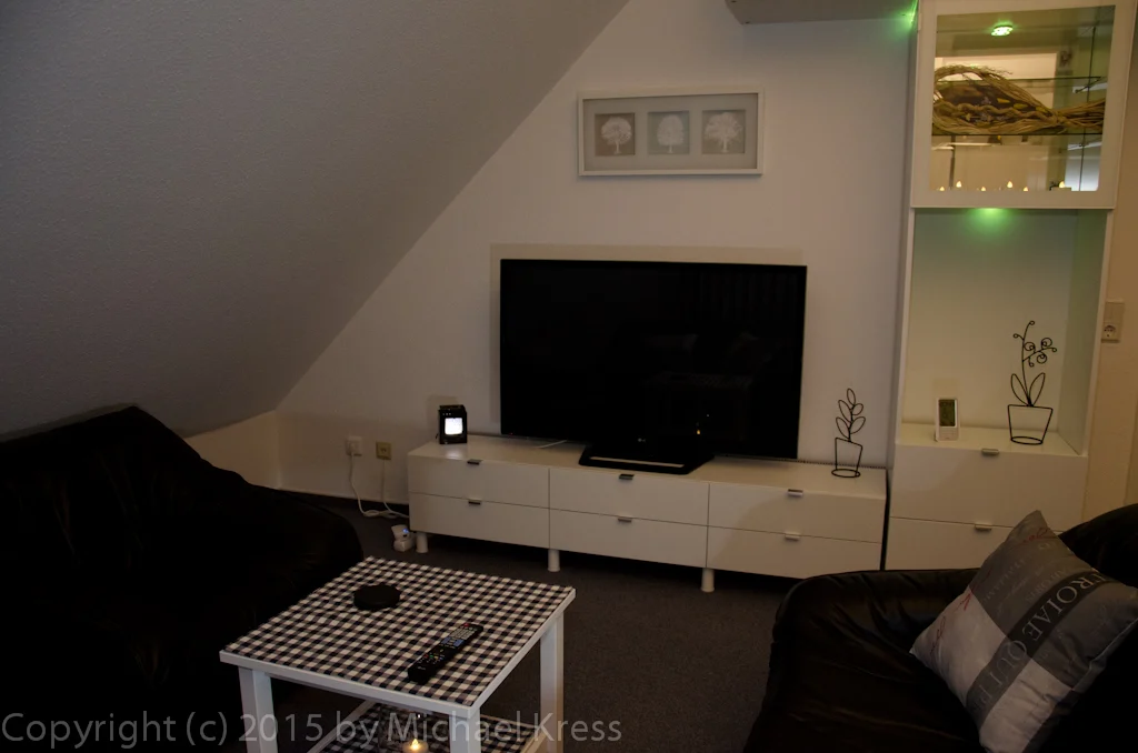 Wohnzimmer mit TV, Duftlampe und Stimmungslicht