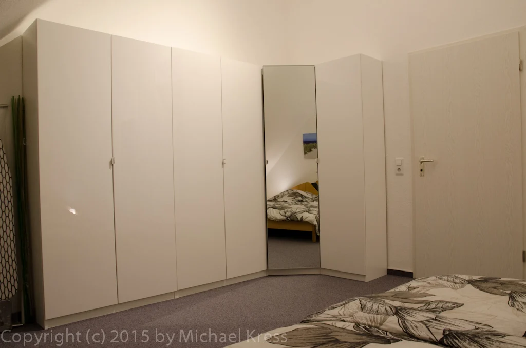 Geräumiger Kleiderschrank im Schlafzimmer mit viel Platz davor